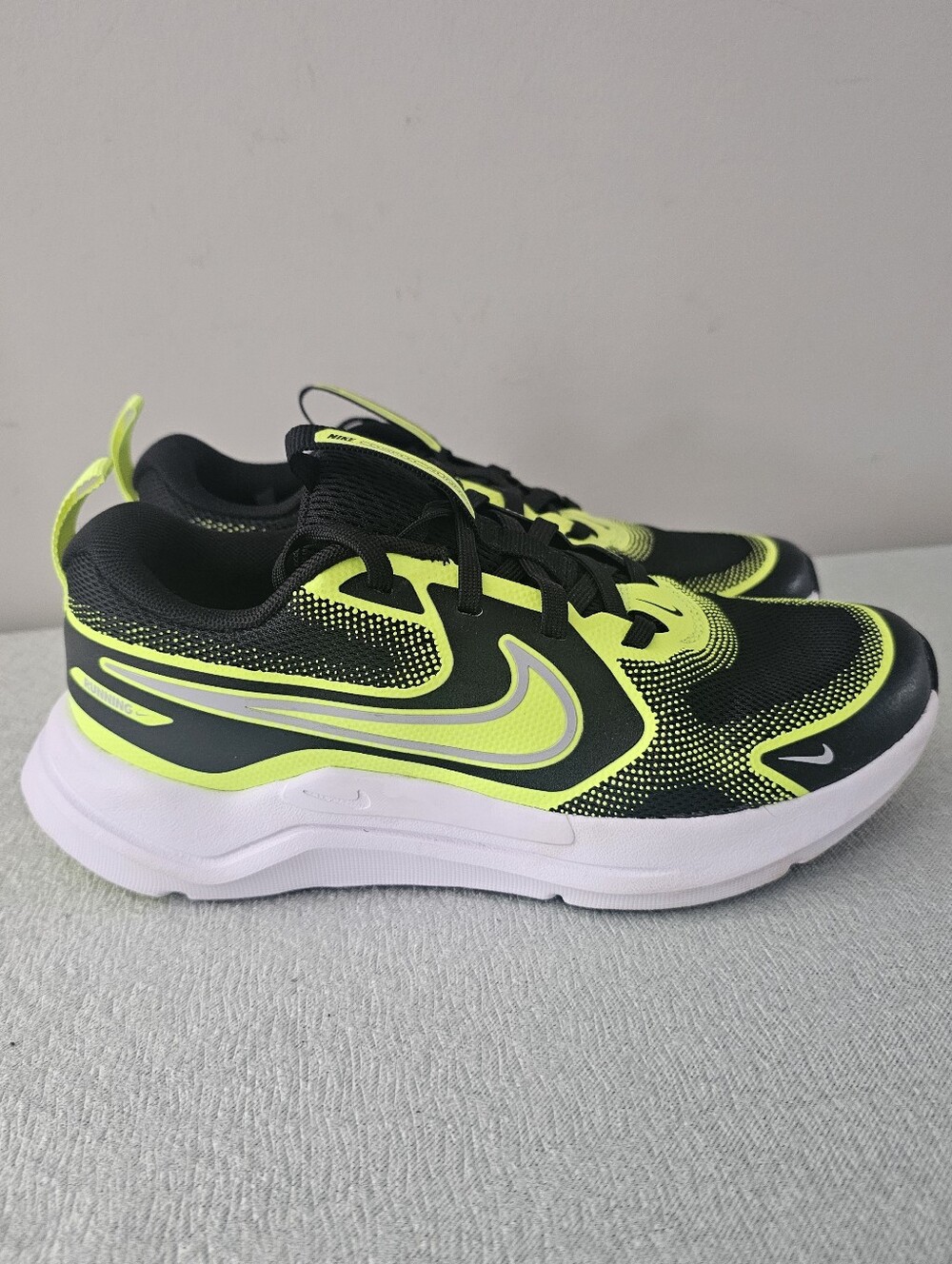NWOB NIKE Cosmic Runner Youth Boys Black & Yellow Athletic Shoes, Sneakers